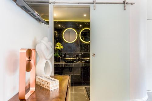 Ένα μπάνιο στο soho london suite