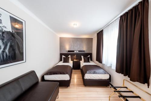 a hotel room with two beds and a couch at Mauritius Komfort Hotel in der Altstadt in Cologne
