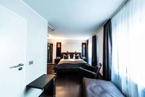 a bedroom with a bed and a couch at Mauritius Komfort Hotel in der Altstadt in Cologne
