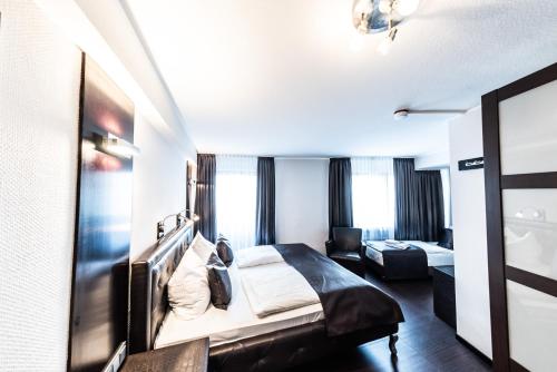 a hotel room with a bed and a desk at Mauritius Komfort Hotel in der Altstadt in Cologne