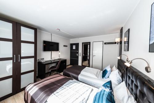 a bedroom with a bed and a desk at Mauritius Komfort Hotel in der Altstadt in Cologne
