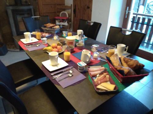 - une table avec un plateau de pain et des fruits dans l'établissement juste pour le plaisir, à Saint-Pierre-dʼAlbigny