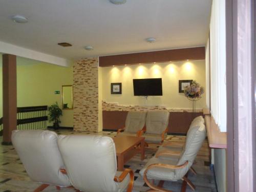 a conference room with a table and chairs and a television at OW Inter Piast Kalbornia - z własną plażą z kąpieliskiem i przystanią in Dąbrówno