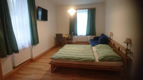 1 dormitorio con 1 cama y 2 ventanas en Stanglwirt, en Göstling an der Ybbs