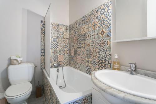 une salle de bain avec toilettes et lavabo dans l'établissement T3 avec TERRASSE avec VUE EXCEPTIONNELLE sur les QUAIS de SETE, à Sète