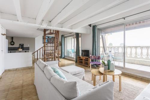 un salon avec un canapé et une table dans l'établissement T3 avec TERRASSE avec VUE EXCEPTIONNELLE sur les QUAIS de SETE, à Sète