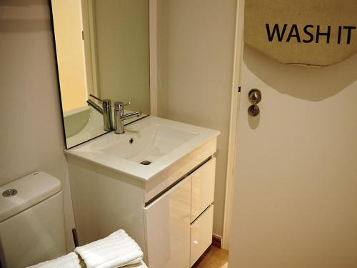 un bagno bianco con lavandino e specchio di Sado Blue - City&River Flats by be@home a Setúbal