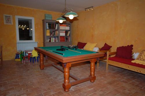 Una sala de estar con una mesa de ping pong. en Mas de la Sauline, en La Roque-d'Anthéron