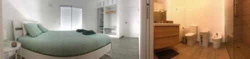 2 imágenes de una habitación con cama y cocina en DuMar Beachouse, en Salema