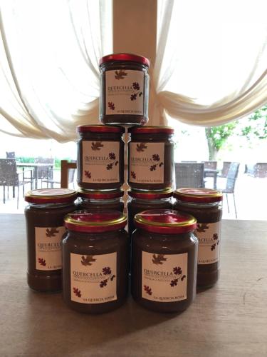 a group of jars of jam sitting on a table at B&B La Quercia in Moncalvo