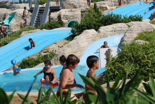 - un groupe d'enfants dans la piscine d'un parc aquatique dans l'établissement Chez Sophie, à Dole