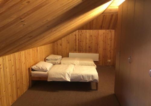 リストヴャンカにあるArgoの木製の部屋にベッド1台が備わるベッドルーム1室があります。