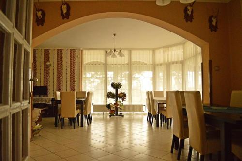 a dining room with a table and chairs at Horgász-Vadász Vendégház in Egyek