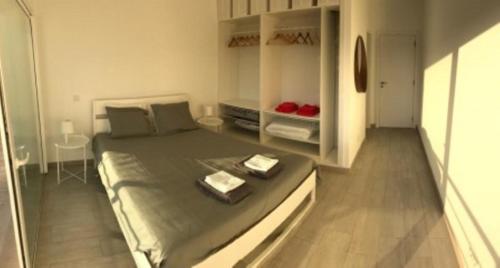 Un dormitorio con una cama grande en una habitación. en DuMar Beachouse, en Salema