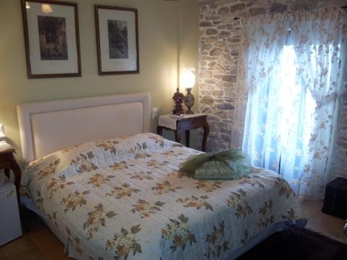 1 dormitorio con cama y ventana en Guesthouse Kleopatra's en Tsagarada