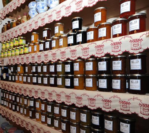 a display of bottles of honey on a store shelf at Château de Jallanges & Spa à Vouvray - 1h de spa incluse par jour in Vouvray