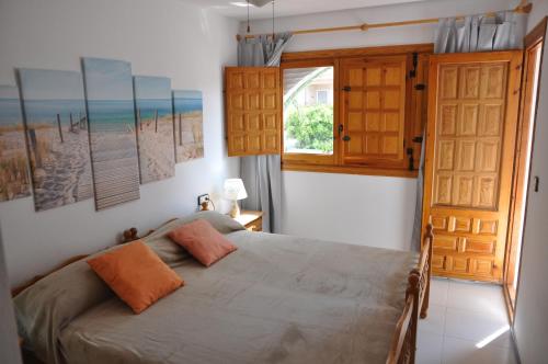 a bedroom with a bed and a window at Costahispania 308 in Gran Alacant
