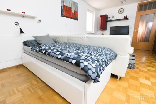 Katil atau katil-katil dalam bilik di Luxurious RUBY Apartment with SAUNA