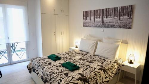 ein Schlafzimmer mit einem Bett mit zwei grünen Kissen darauf in der Unterkunft Industrial Style Studio in Athens in Athen