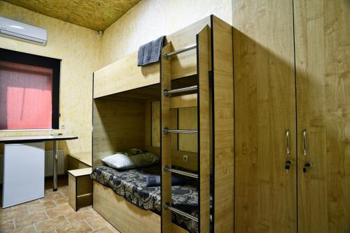 Katil dua tingkat atau katil-katil dua tingkat dalam bilik di Logovo Hostel
