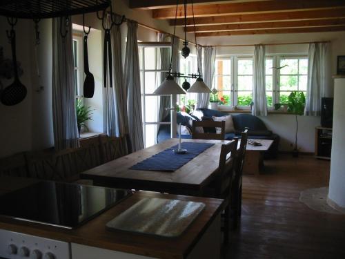 cocina y sala de estar con mesa y sillas en Ferienwohnung Am Pflanzgarten en Ebensee