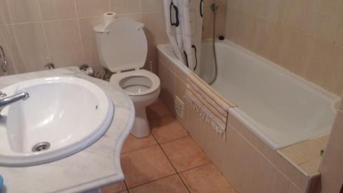 波爾蒂芒的住宿－Gaivota Sun，浴室配有盥洗盆、卫生间和浴缸。