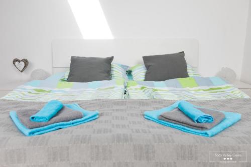 Postel nebo postele na pokoji v ubytování Emerald Soca Apartment