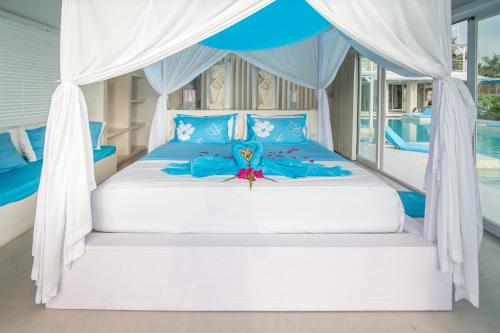 a bedroom with a bed with a canopy at Villa Gili Bali Beach in Gili Trawangan