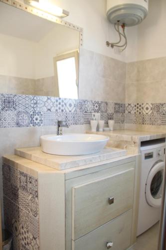 Turquoise & Wood Stylish House 23にあるバスルーム