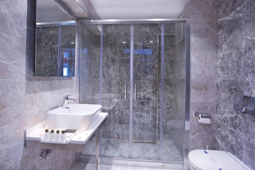 Koupelna v ubytování Merdan Hotel