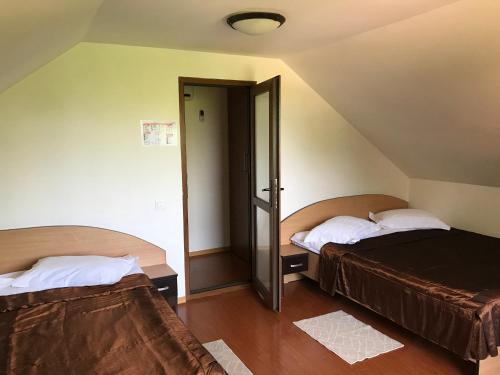 Postel nebo postele na pokoji v ubytování Lacul Racilor