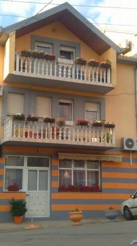 un bâtiment avec des fenêtres et des balcons avec des plantes en pot dans l'établissement Guest house "Aylin", à Mostar