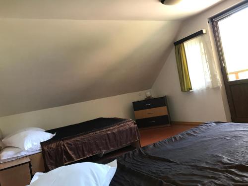 a bedroom with two beds and a window at Lacul Racilor in Olimp