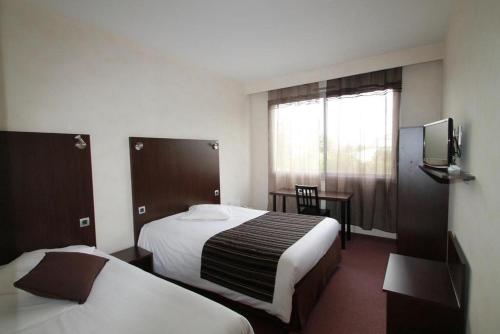 Ein Bett oder Betten in einem Zimmer der Unterkunft Adonis Lyon Est Hôtel Artys