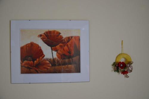 a picture of poppies and a wreath on a wall at Gästehaus Familie Grudl in Bärnkopf