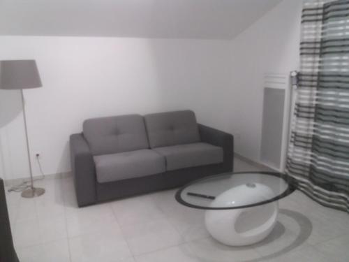 sala de estar con sofá y mesa de cristal en villa rue gainekoa, en Cambo-les-Bains