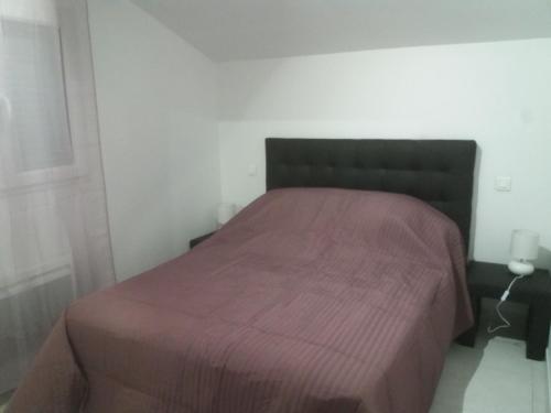 1 dormitorio con 1 cama con colcha marrón en villa rue gainekoa, en Cambo-les-Bains