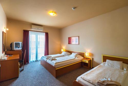 Postel nebo postele na pokoji v ubytování Beach Hotel