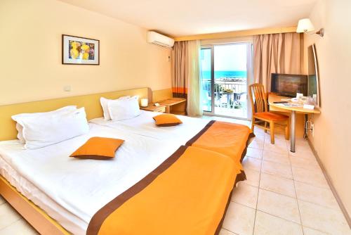 Ліжко або ліжка в номері Kaliopa Hotel