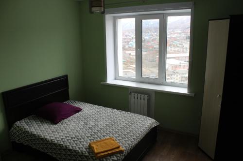 ベロクリハにあるКвартира 3-х комнатнаяの小さなベッドルーム(ベッド1台、窓付)