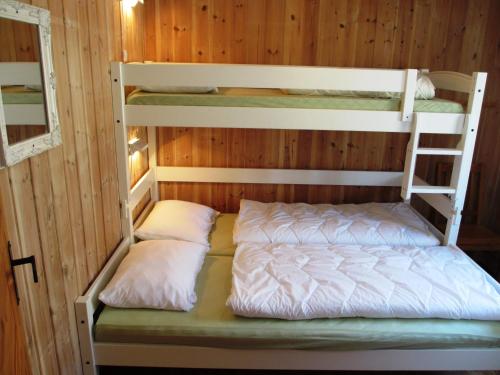 En eller flere køyesenger på et rom på Hogstul Hytter - Knatten - 3 Bedroom Cottage