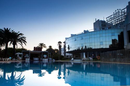 een grote plas water voor een gebouw bij Silken Al-Andalus Palace in Sevilla