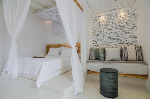 Postel nebo postele na pokoji v ubytování Levantes Ios Boutique Hotel