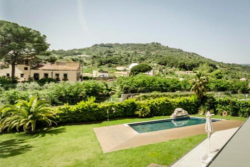 a backyard with a swimming pool and a grass yard at Crisol La Selva in La Selva del Camp