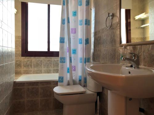 カネット・デ・ベレンゲルにあるApart. Burgomar Playaのバスルーム(洗面台、トイレ、シャワーカーテン付)