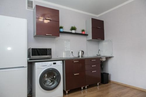 チュメニにあるСчастливая квартира на Самарцеваのキッチン(洗濯機、洗濯機付)