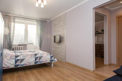 チュメニにあるСчастливая квартира на Самарцеваのベッドルーム(ベッド1台、窓付)