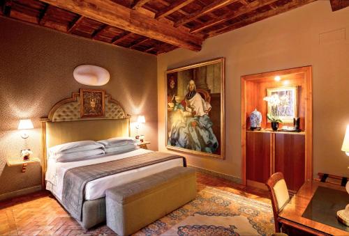 - une chambre avec un lit et une peinture murale dans l'établissement Hotel Valadier, à Rome