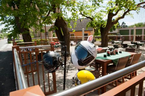 a couple of baseball helmets on a fence at Hotel Guidassoni in Leibnitz
