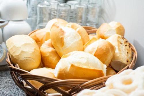a basket of buns sitting on a table at Astro Palace Hotel in Uberlândia